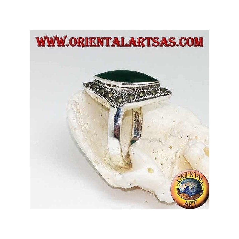 Anillo de plata romboidal con ágata lanzadera verde rodeada por una hilera de marcasita