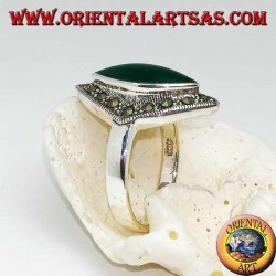 Anillo de plata romboidal con ágata lanzadera verde rodeada por una hilera de marcasita