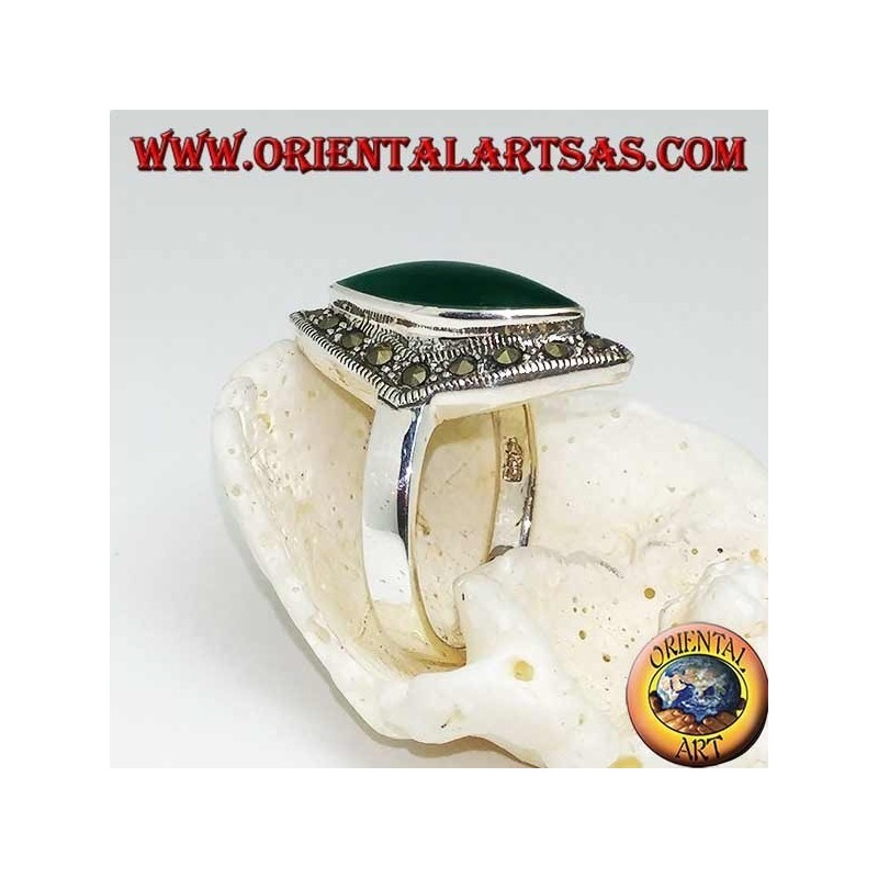 Bague en argent rhomboïdal avec agate navette verte entourée d'une rangée de marcassite