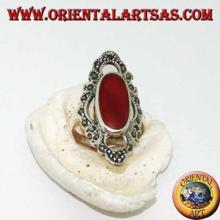 Anillo de plata con cornalina ovalada alargada rodeada por una línea ondulada de marcasita