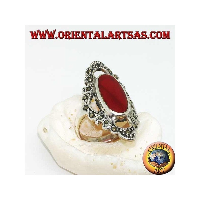 Anillo de plata con cornalina ovalada alargada rodeada por una línea ondulada de marcasita