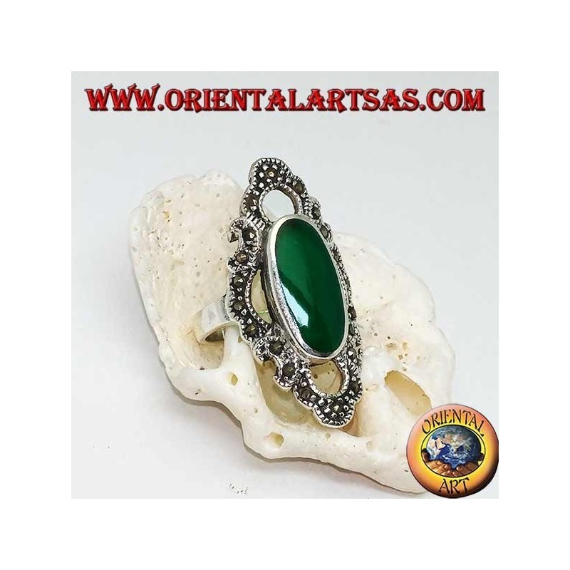 Anello in argento con agata verde ovale allungata contornata da una linea ondulata di marcassite