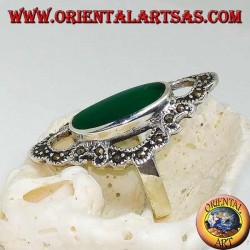 Bague en argent avec une agate verte ovale allongée entourée d'une ligne ondulée de marcassite