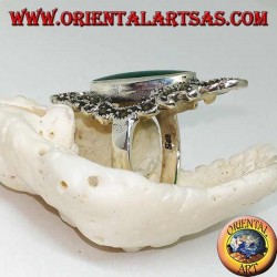 Anillo de plata con ágata verde ovalada alargada rodeada por una línea ondulada de marcasita