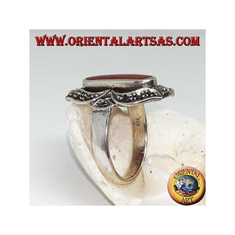 Bague en argent avec cornaline ovale allongée dans une marcassite huit