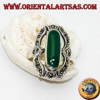 Anillo de plata con ágata verde ovalada alargada en una marcasita ocho
