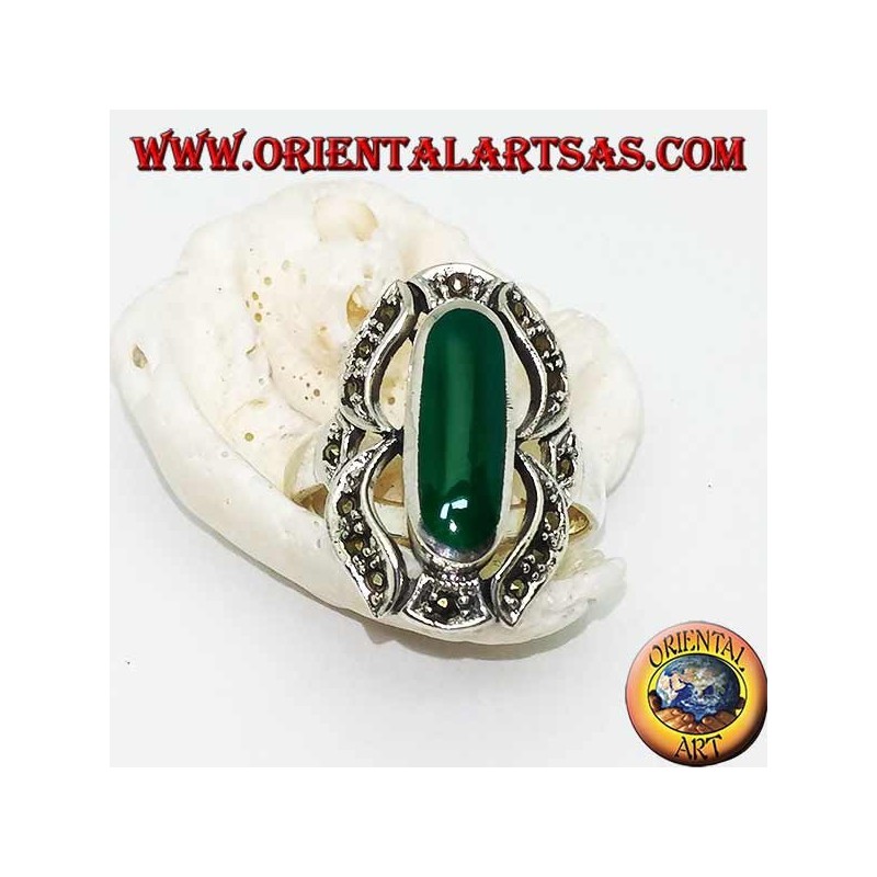 Bague en argent avec agate verte ovale allongée dans une marcassite huit
