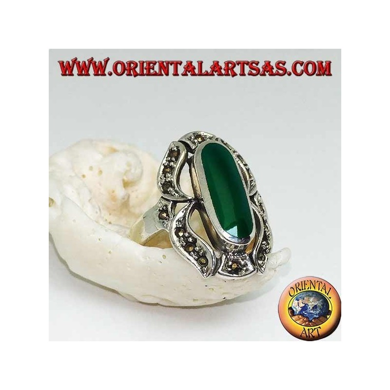 Anillo de plata con ágata verde ovalada alargada en una marcasita ocho