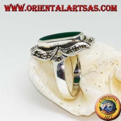 Bague en argent avec agate verte ovale allongée dans une marcassite huit