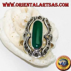 Anillo de plata con ágata verde ovalada alargada en una marcasita ocho