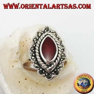Anello in argento con corniola a navetta contornata da treccia e una fila di marcassite