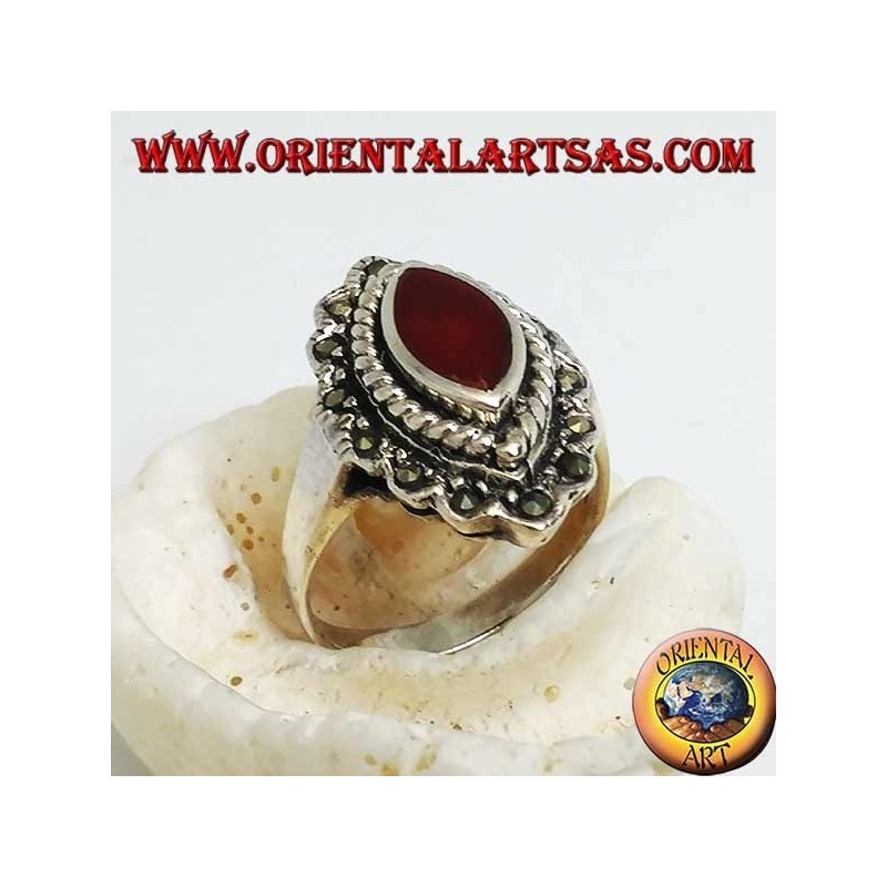 Anillo de plata con cornalina de lanzadera rodeada de trenza y una hilera de marcasita