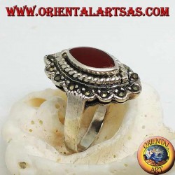 Bague en argent avec cornaline navette entourée d'une tresse et d'une rangée de marcassite