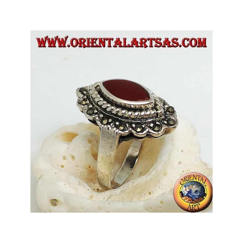 Anillo de plata con cornalina de lanzadera rodeada de trenza y una hilera de marcasita