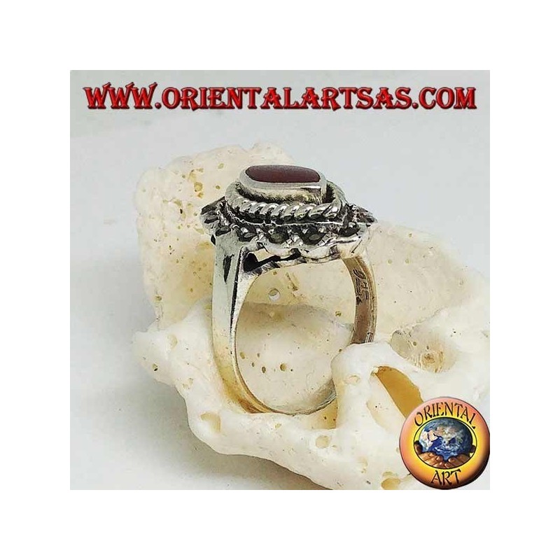 Anillo de plata con cornalina de lanzadera rodeada de trenza y una hilera de marcasita