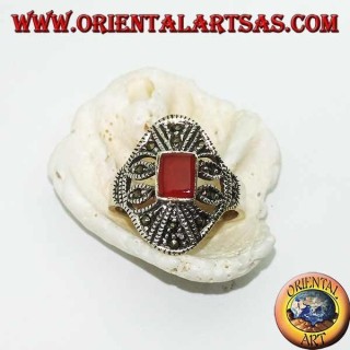 Anillo de plata con cornalina rectangular y decoraciones geométricas perforadas con marcasita.
