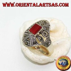Bague en argent avec cornaline rectangulaire et décorations géométriques perforées de marcassite