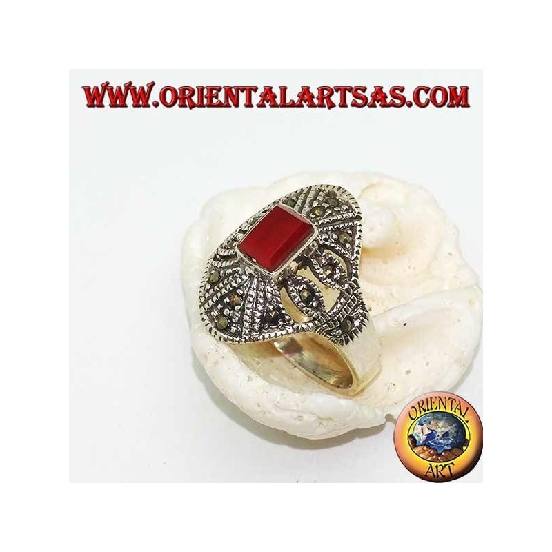 Anello in argento con corniola rettangolare e decorazioni geometriche traforate con marcassite