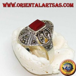 Bague en argent avec cornaline rectangulaire et décorations géométriques perforées de marcassite