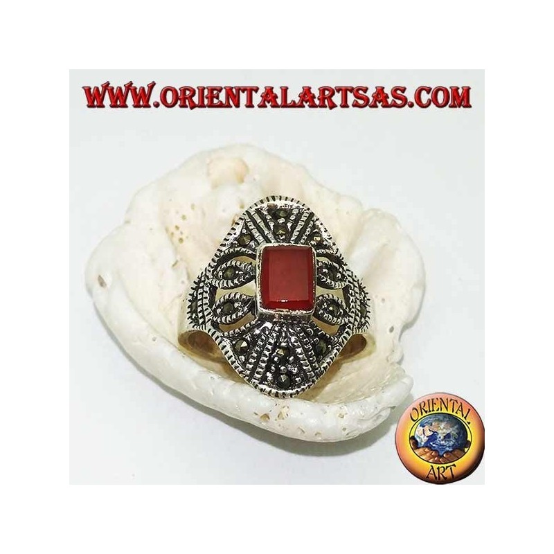 Anillo de plata con cornalina rectangular y decoraciones geométricas perforadas con marcasita.