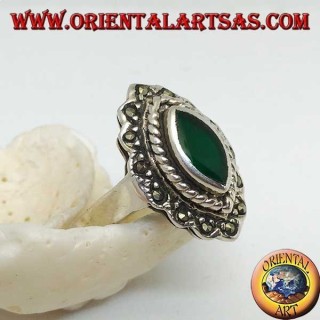 Anello in argento con agata verde a navetta contornata da treccia e una fila di marcassite