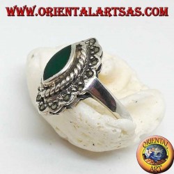 Anillo de plata con ágata lanzadera verde rodeada de trenza y una hilera de marcasita