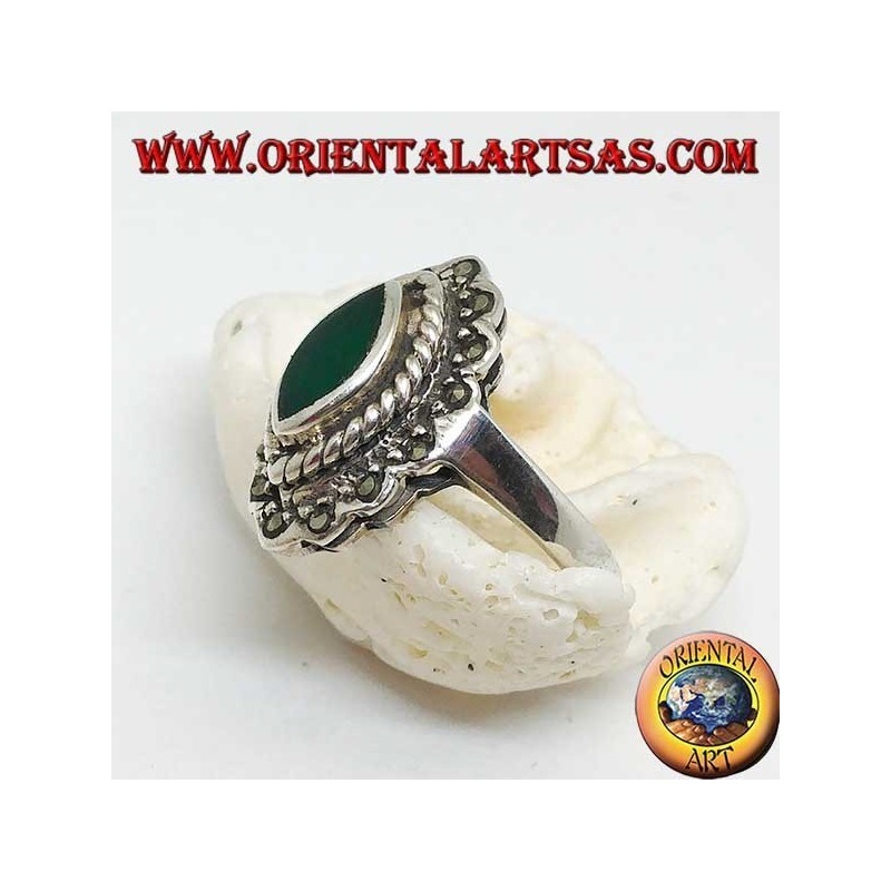 Anillo de plata con ágata lanzadera verde rodeada de trenza y una hilera de marcasita
