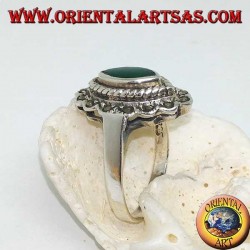 Anillo de plata con ágata lanzadera verde rodeada de trenza y una hilera de marcasita