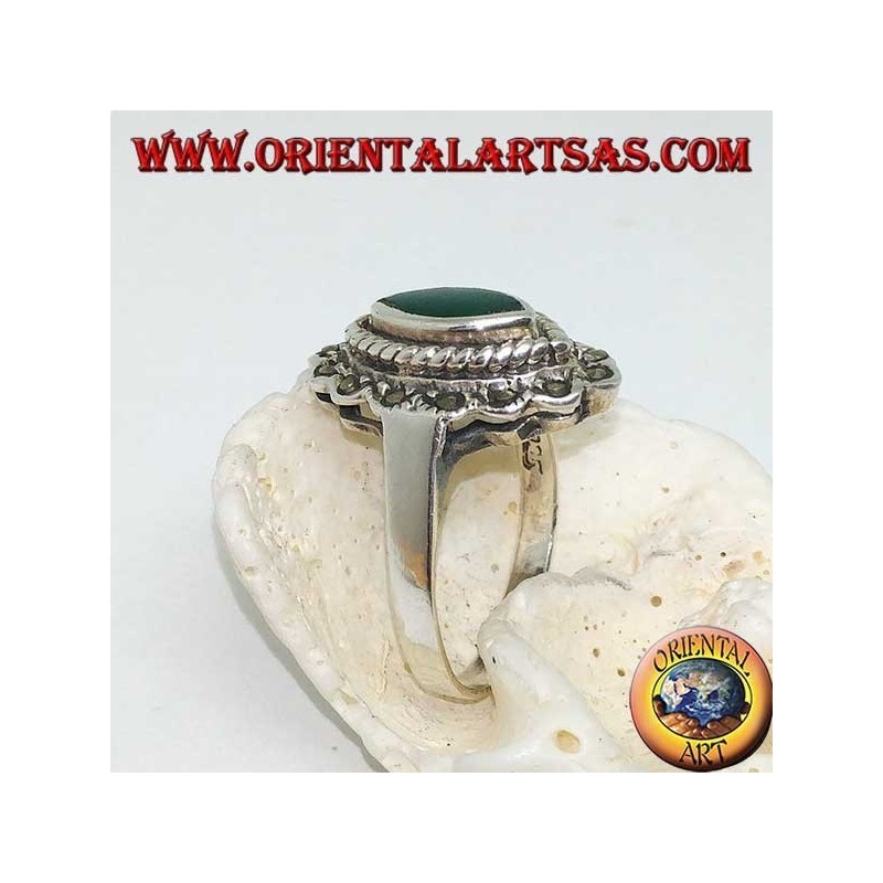 Anillo de plata con ágata lanzadera verde rodeada de trenza y una hilera de marcasita