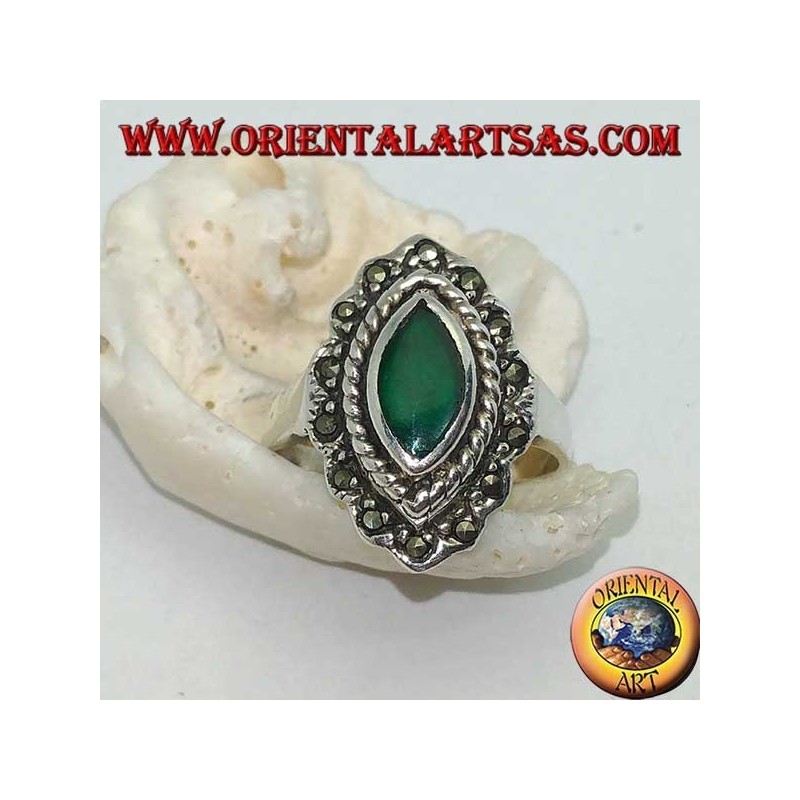 Anello in argento con agata verde a navetta contornata da treccia e una fila di marcassite