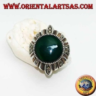 Anillo de plata con ágata verde redonda rodeada de líneas alternadas de plata y marcasita