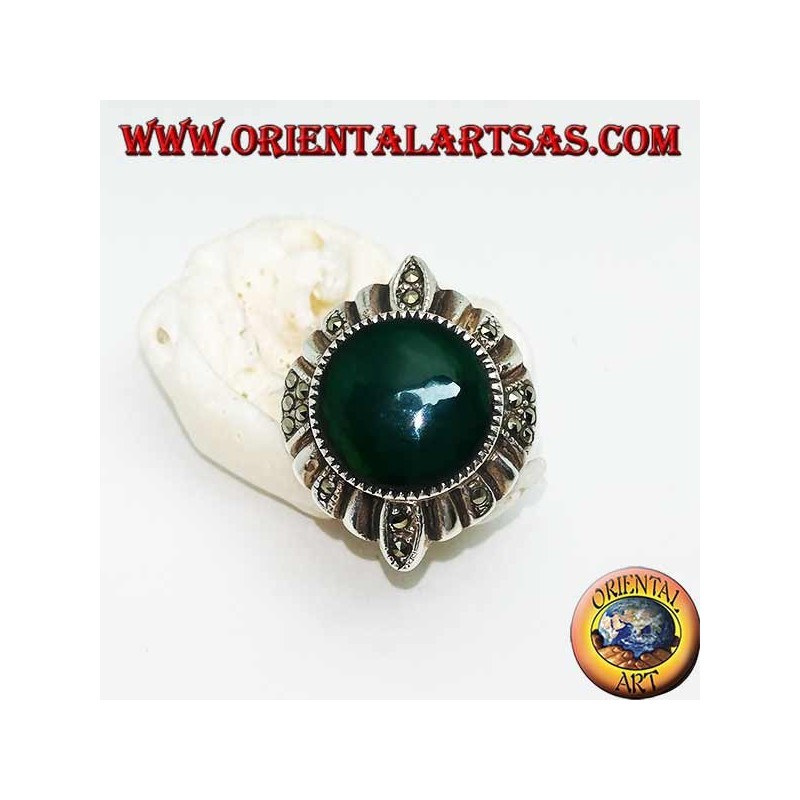 Bague en argent avec agate verte ronde entourée de lignes alternées d'argent et de marcassite