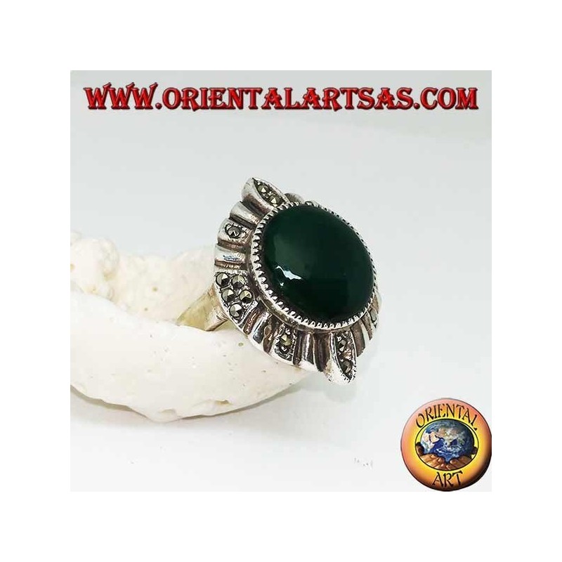 Anello in argento con agata verde tonda contornata da righe d'argento e marcasite alternate