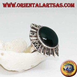 Bague en argent avec agate verte ronde entourée de lignes alternées d'argent et de marcassite