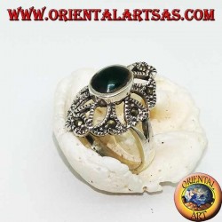 Bague en argent avec agate verte ovale sur fond ajouré avec marcassites