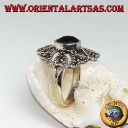 Bague en argent avec agate verte ovale sur fond ajouré avec marcassites