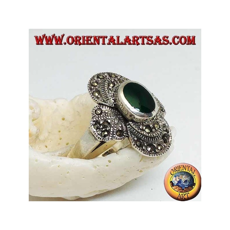 Anillo de plata con ágata verde ovalada en un marco redondo tachonado con marcasita