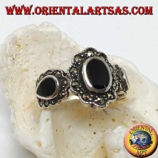 Silberring mit zentralem ovalem Onyx und Tropfen an den Seiten, umgeben von Markasit
