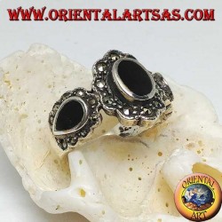 Bague en argent avec onyx ovale central et goutte d'eau sur les côtés entourée de marcassite
