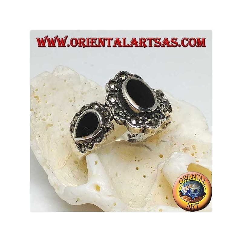 Anello in argento con onice ovale centrale e a goccia sui lati contornate da marcasite