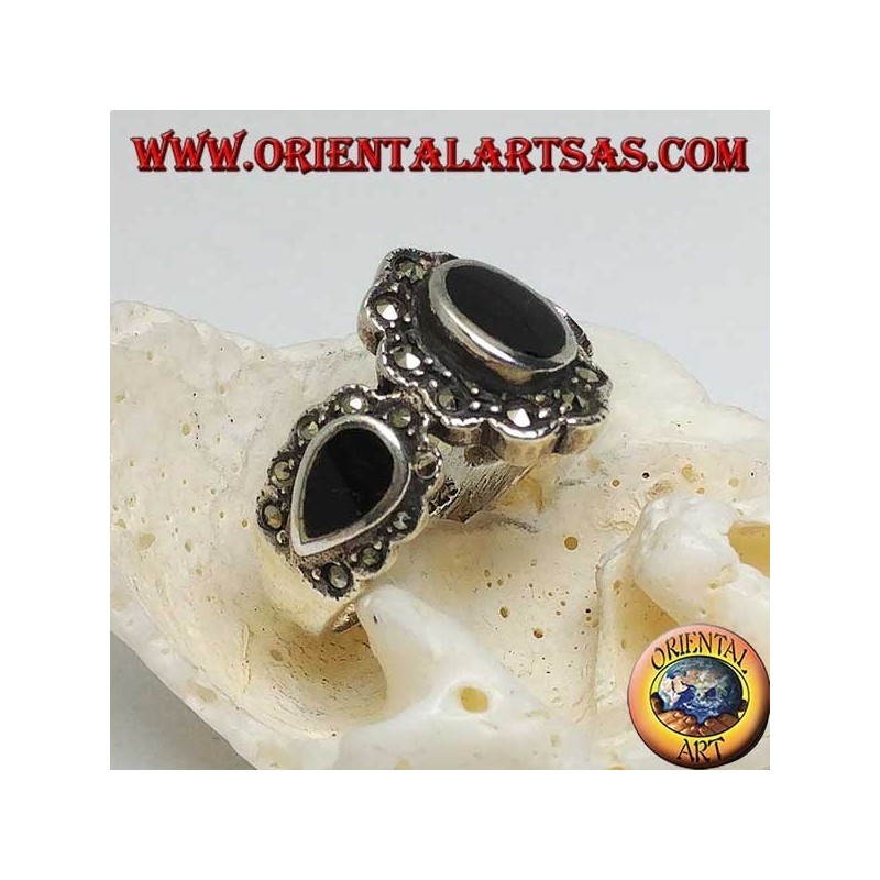 Silberring mit zentralem ovalem Onyx und Tropfen an den Seiten, umgeben von Markasit