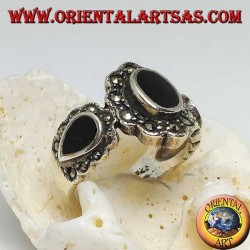 Bague en argent avec onyx ovale central et goutte d'eau sur les côtés entourée de marcassite
