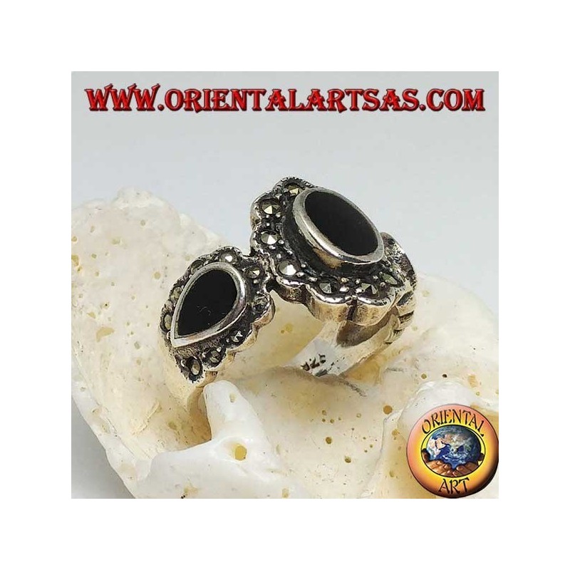 Silberring mit zentralem ovalem Onyx und Tropfen an den Seiten, umgeben von Markasit