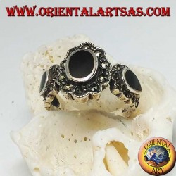 Anillo de plata con ónice ovalado central y lágrima en los lados rodeados de marcasita