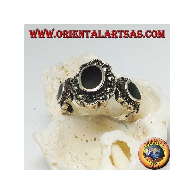 Anillo de plata con ónice ovalado central y lágrima en los lados rodeados de marcasita