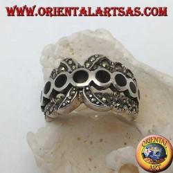 Bague en argent à bande X avec une rangée de disques ronds en onyx entre la marcassite
