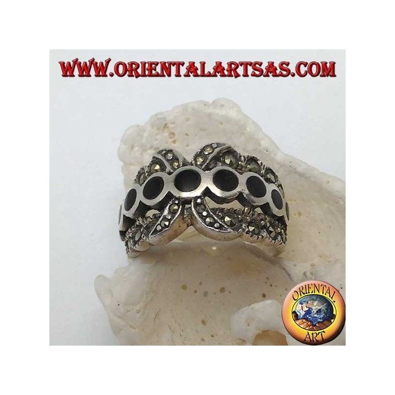 Bague en argent à bande X avec une rangée de disques ronds en onyx entre la marcassite