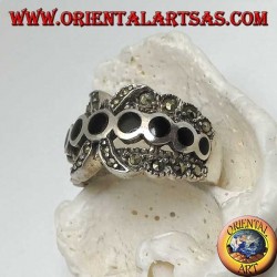Anillo plateado de banda X con una hilera de discos redondos de ónix entre marcasita