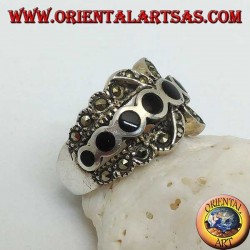 Bague en argent à bande X avec une rangée de disques ronds en onyx entre la marcassite