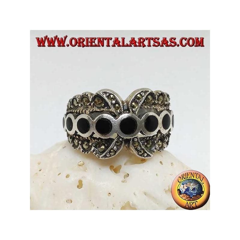 Anello in argento a fascia X con una fila di dischetti tondi di onice tra marcassite